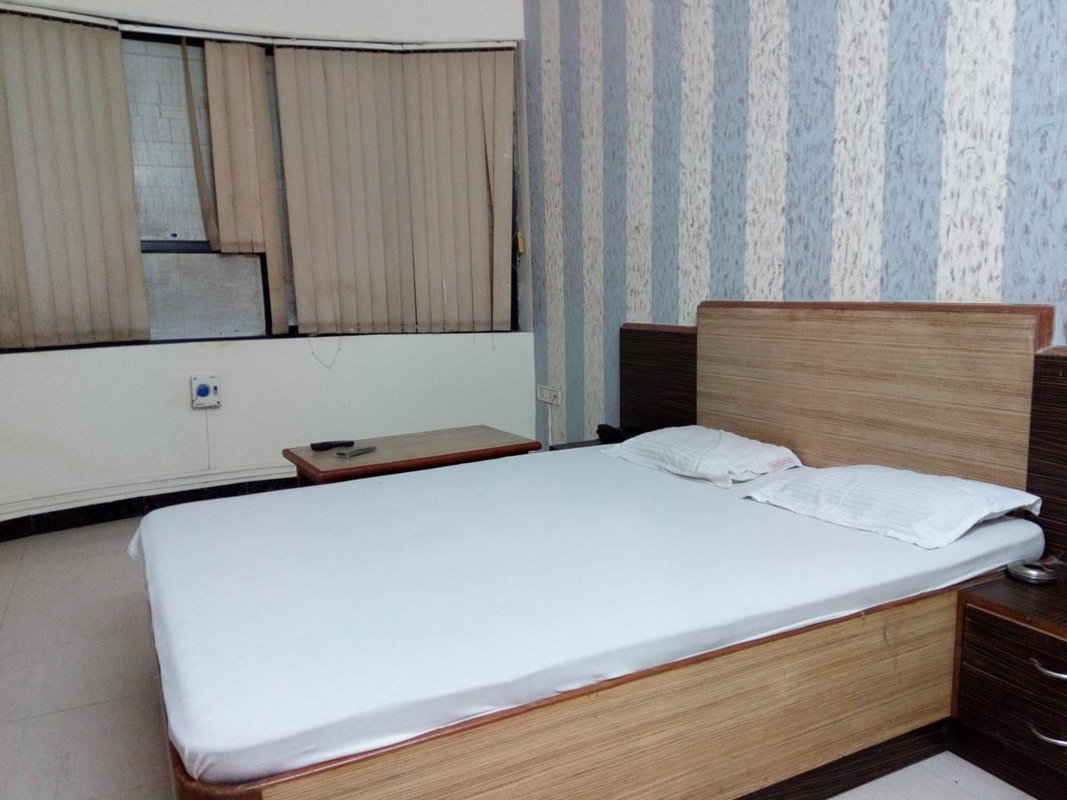 Hotel Sai Samrat Inn Panvel Buitenkant foto